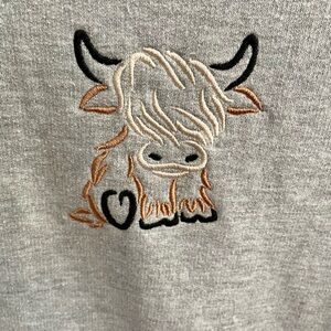 Southern Highland Cow Women’s Crew Neck Sweatshirt, Grey Size M, NWOT.